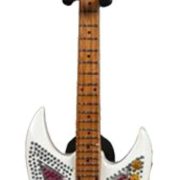 Mini guitarra AXE HEAVEN Bootsy Collins Space Bass BC-279 em madeira maciça, corpo branco estilizado com detalhes coloridos, em suporte preto.