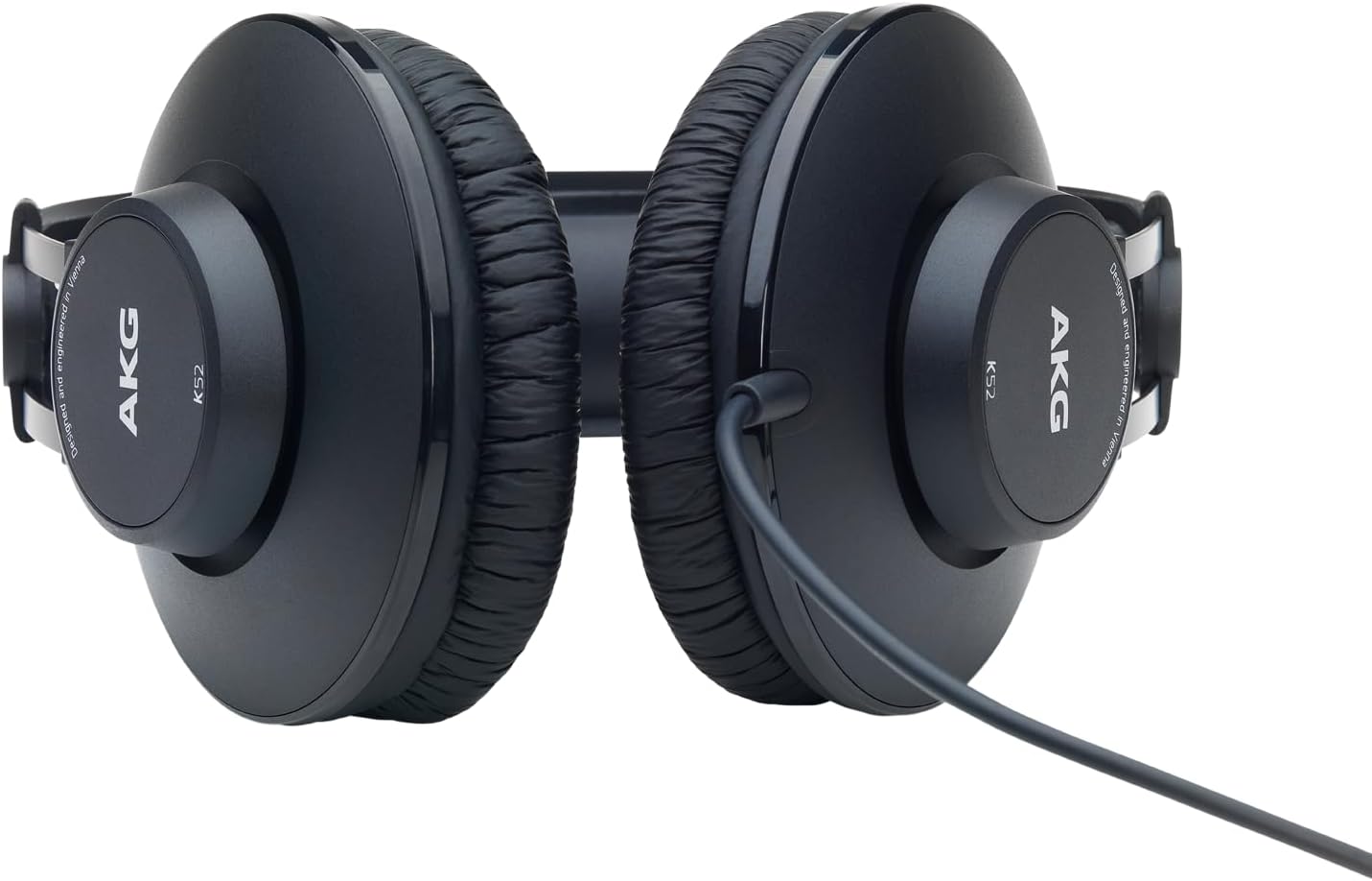 Fone AKG K52 preto com cabo conectado e almofadas acolchoadas