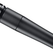 Microfone dinâmico cardioide Shure SM57-LC com montagem de choque, corpo preto e grade metálica prateada, ideal para captação de instrumentos e voz ao vivo.