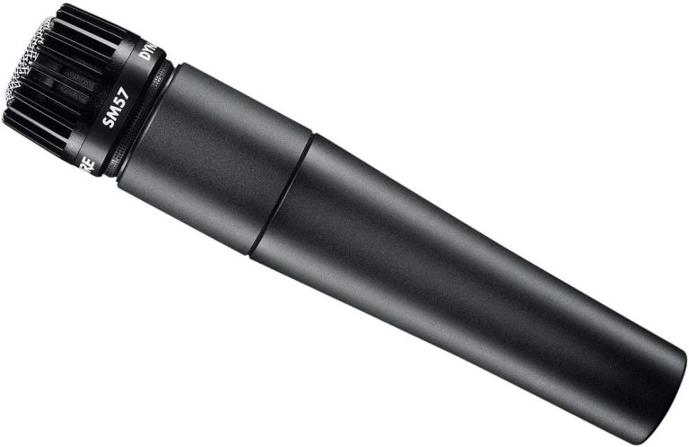 Microfone dinâmico cardioide Shure SM57-LC com montagem de choque, corpo preto e grade metálica prateada, ideal para captação de instrumentos e voz ao vivo.