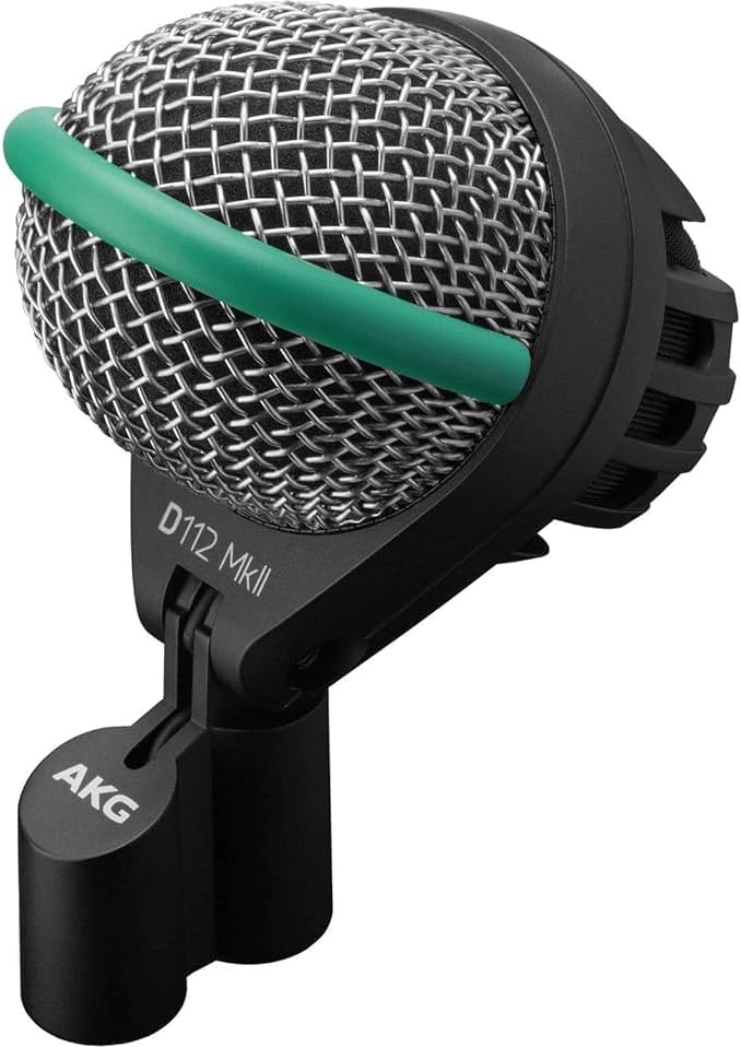 Microfone AKG D112 MKII preto para instrumentos graves com detalhe verde visto em ângulo lateral