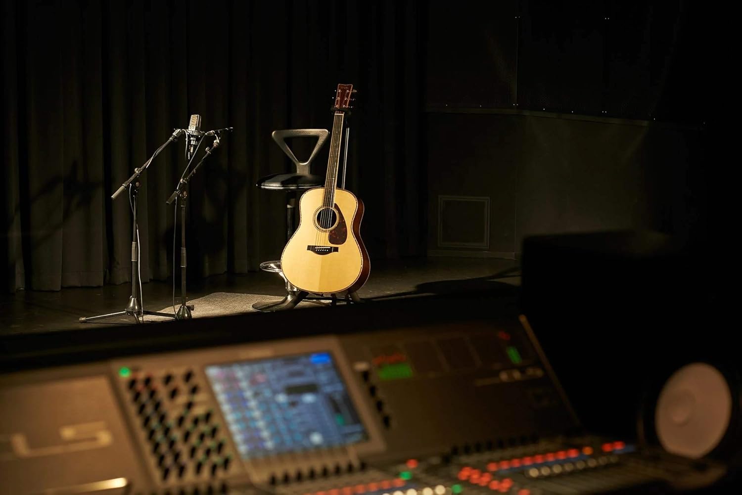 Violão Yamaha LS6 A.R.E. natural em palco com microfones e cadeira