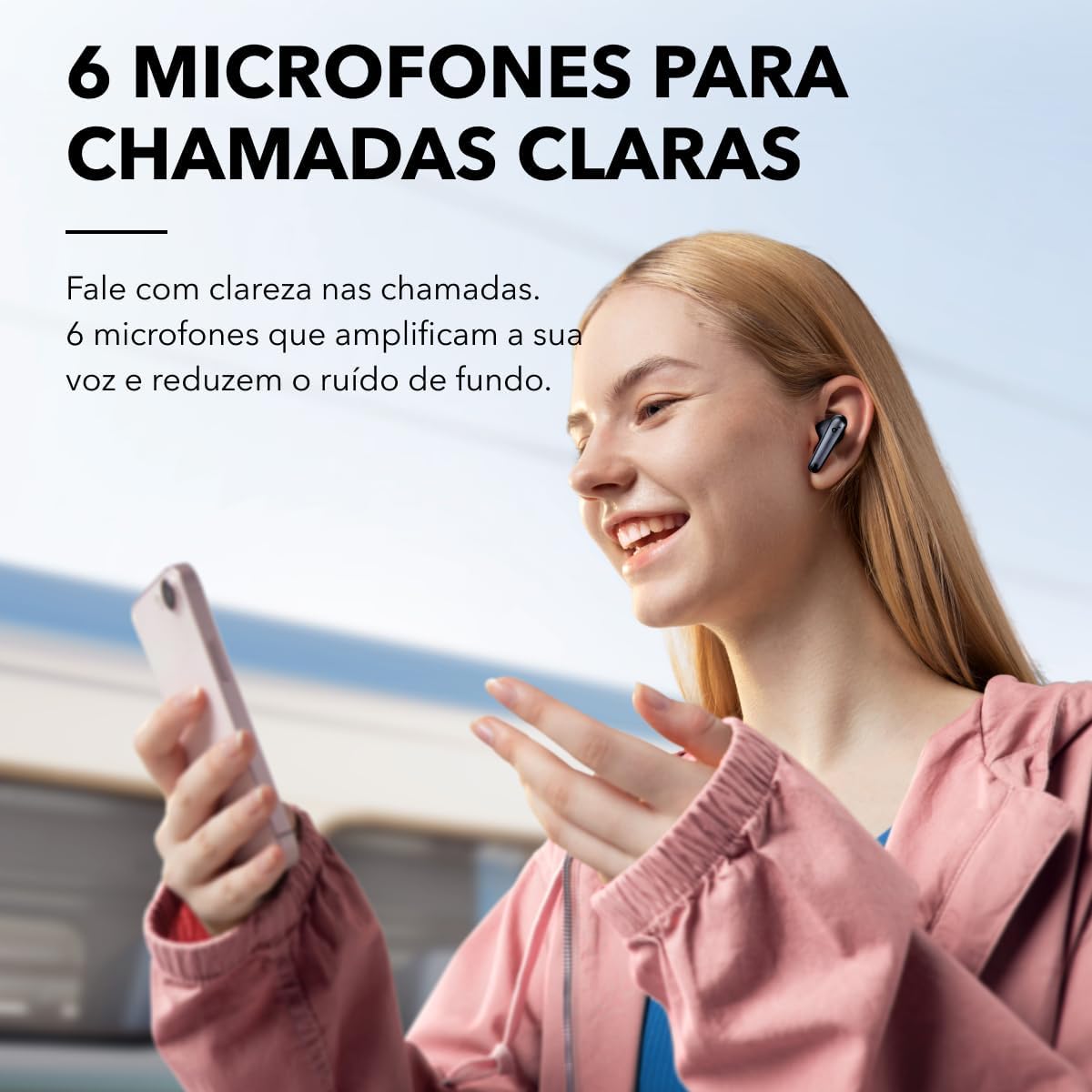 Mulher usando fones soundcore Liberty 4 NC com 6 microfones para chamadas claras e redução de ruído
