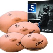 Kit de pratos Zildjian S Family S390 com liga B12 martelada e acabamento fosco cobre, com caixa ao fundo.