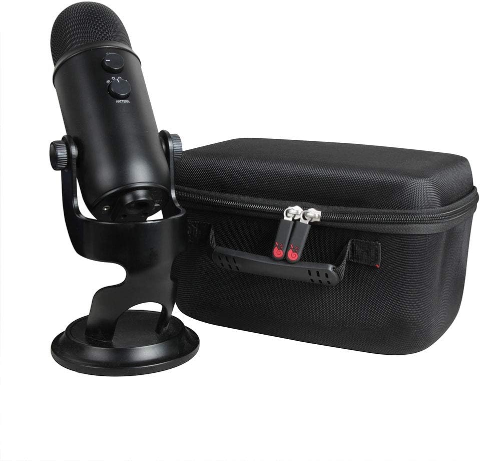 Microfone Blue Yeti USB ao lado da capa de viagem Hermitshell preta resistente com zíper duplo e alça.