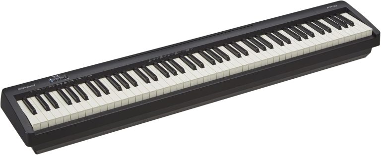 Piano digital Roland FP-10 BK preto com 88 teclas e controle frontal.