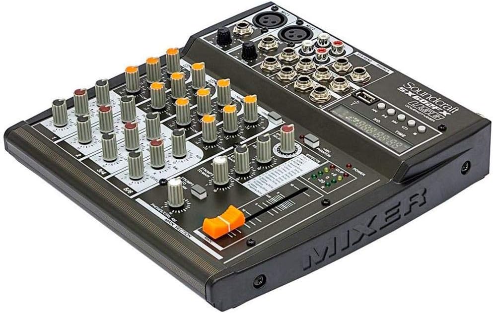 Mesa de som Soundcraft SX602FX USB vista lateral com controles de equalização, pan, aux e fader principal laranja.