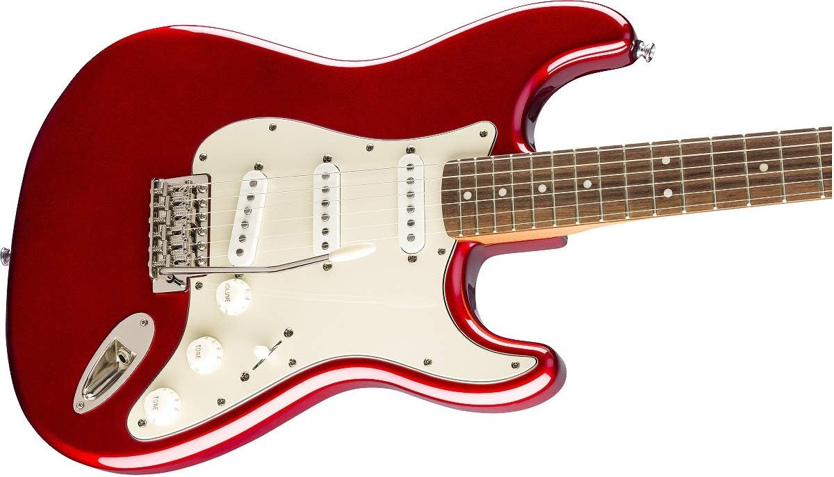 Detalhe do corpo da guitarra Squier Classic Vibe '60s Stratocaster vermelho metálico com três captadores single coil