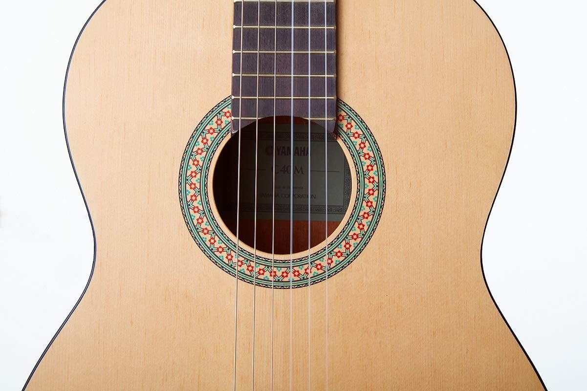Detalhe do tampo com roseta decorativa do violão Yamaha C40MII em madeira clara e verniz fosco