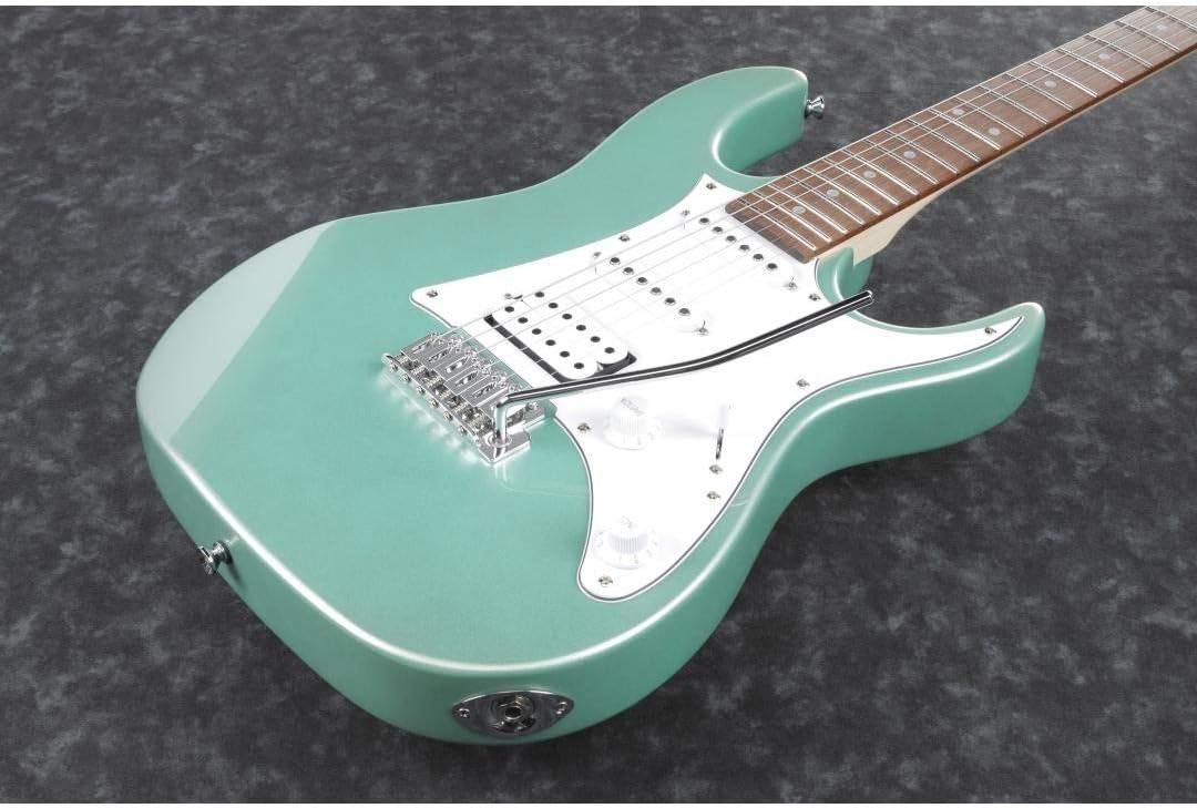 Parte frontal lateral da guitarra Ibanez Gio GRX40 verde metálico com ponte vibrato e captadores