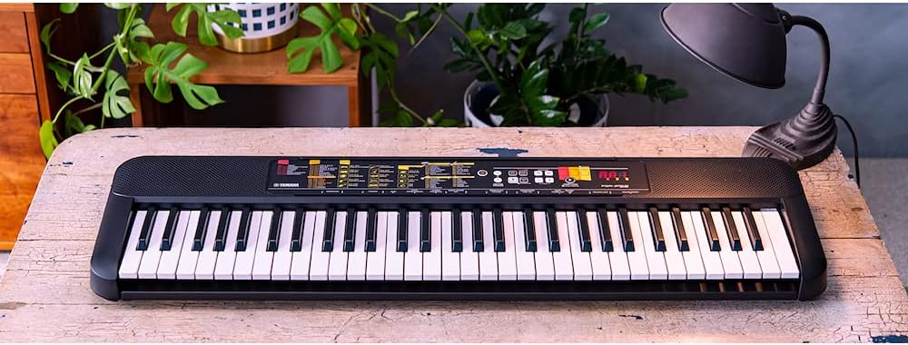 Teclado Yamaha PSR-F52 com 61 teclas em ambiente doméstico, portátil e compacto.