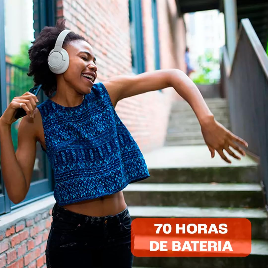 Pessoa usando fone JBL Tune 770NC cinza com 70 horas de bateria em ambiente externo