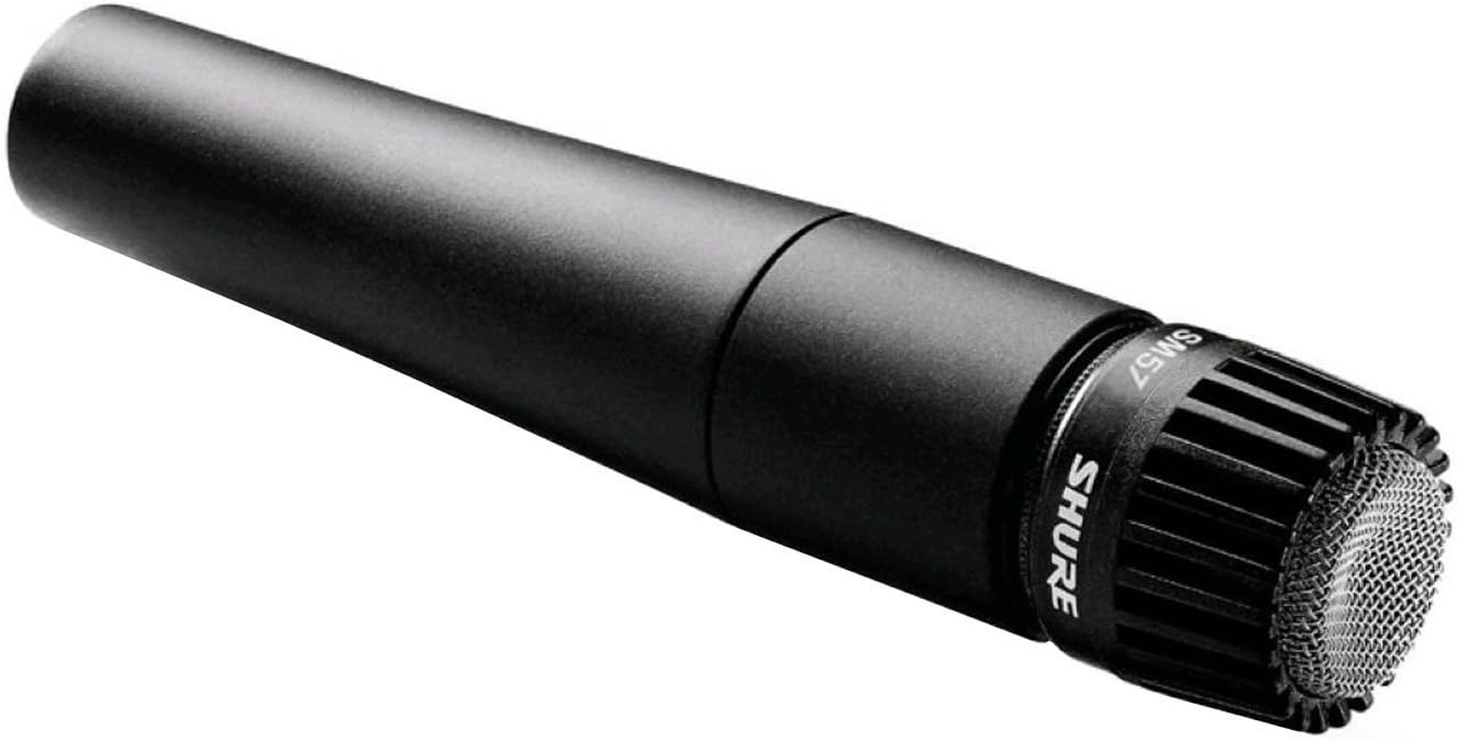 Microfone dinâmico para instrumento Shure SM57-LC preto, com grade metálica prateada, inclinado sobre fundo branco.