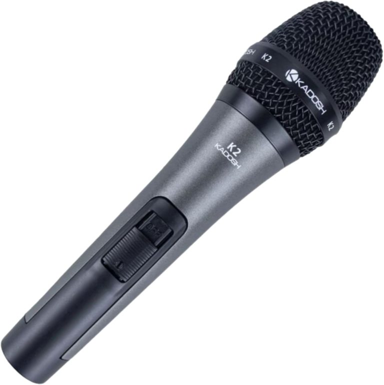 Microfone dinâmico Kadosh K-2 para voz com botão on/off, corpo cinza metálico e malha preta.