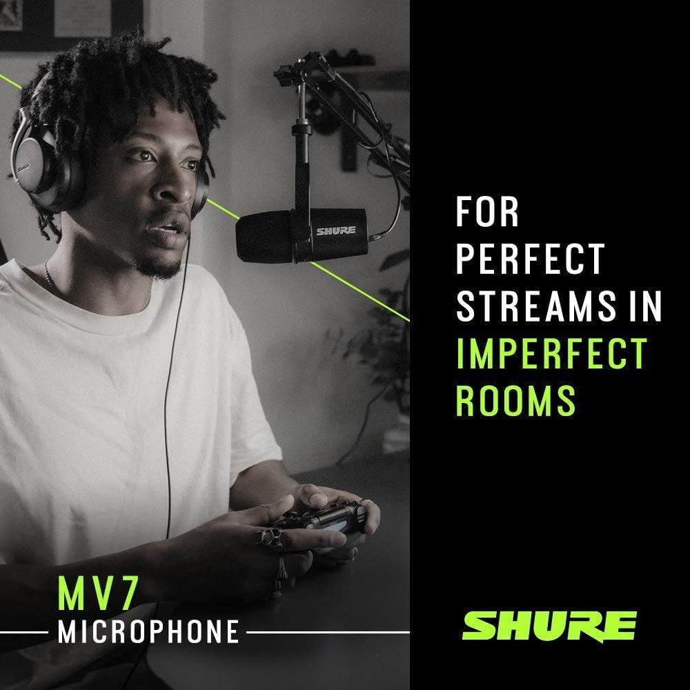 Pessoa usando microfone Shure MV7 para streaming em ambiente com acústica imperfeita.