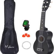 Ukulele soprano acústico preto Makanu 01UK com capa preta, afinador eletrônico, palhetas e cordas extras.