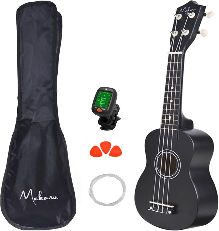 Ukulele soprano acústico preto Makanu 01UK com capa preta, afinador eletrônico, palhetas e cordas extras.
