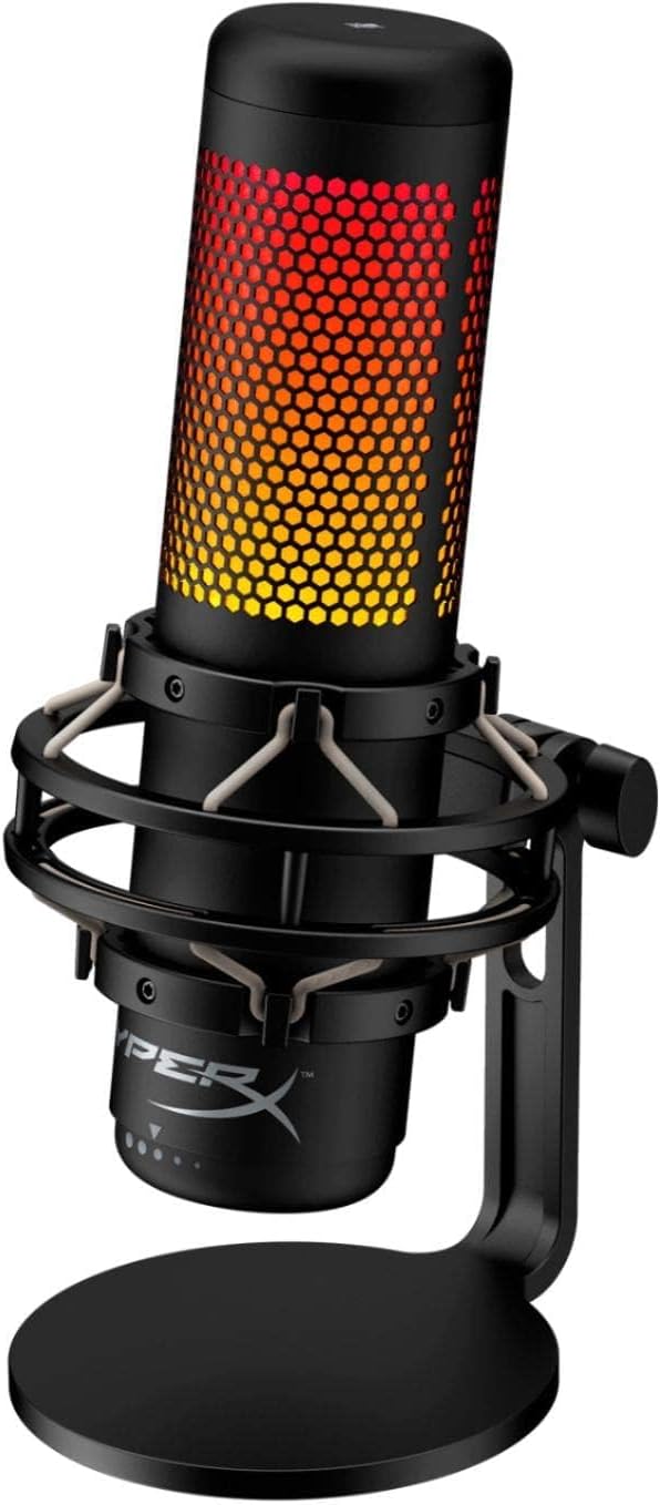 Microfone HyperX QuadCast S com iluminação RGB em tons quentes, suporte antivibração e base circular preta.