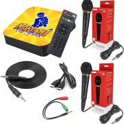 Conjunto de karaoke profissional com caixa amarela, controle remoto, dois microfones e cabos de conexão.