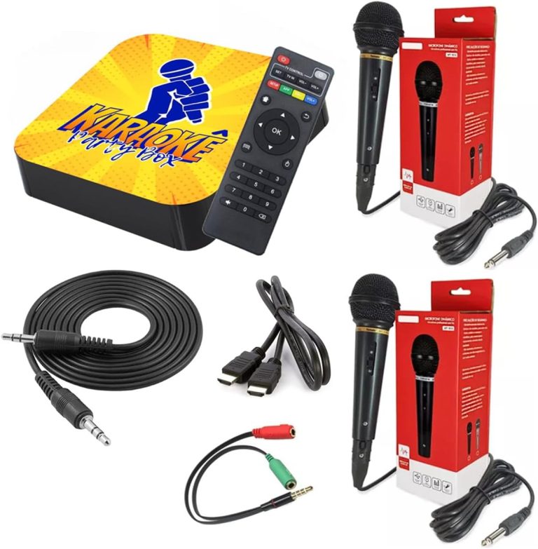 Conjunto de karaoke profissional com caixa amarela, controle remoto, dois microfones e cabos de conexão.