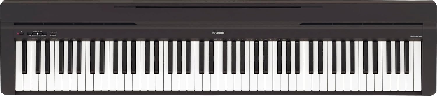 Frontal do piano digital Yamaha P-45 mostrando as 88 teclas e painel de controle.