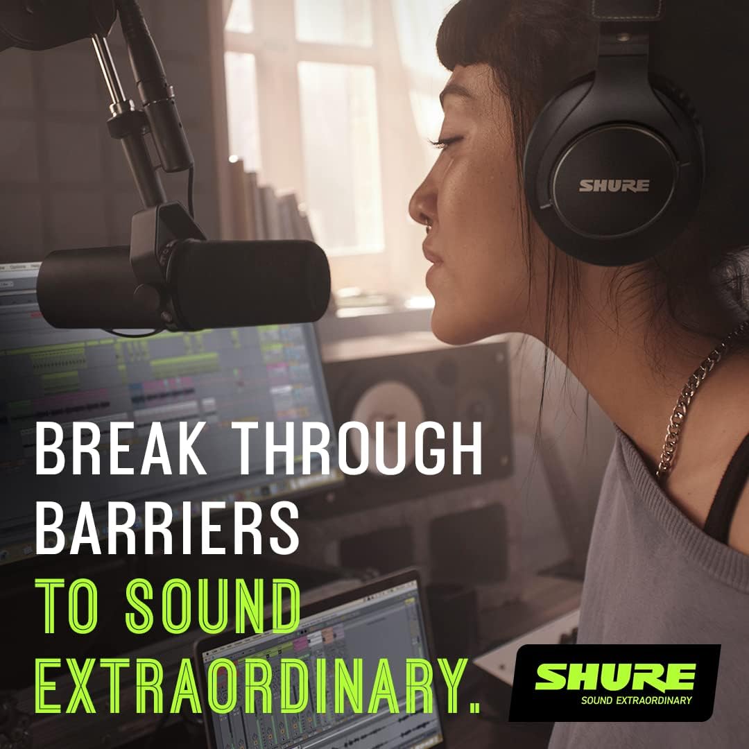 Microfone Shure SM7B em uso por mulher em estúdio com fones Shure e texto promocional