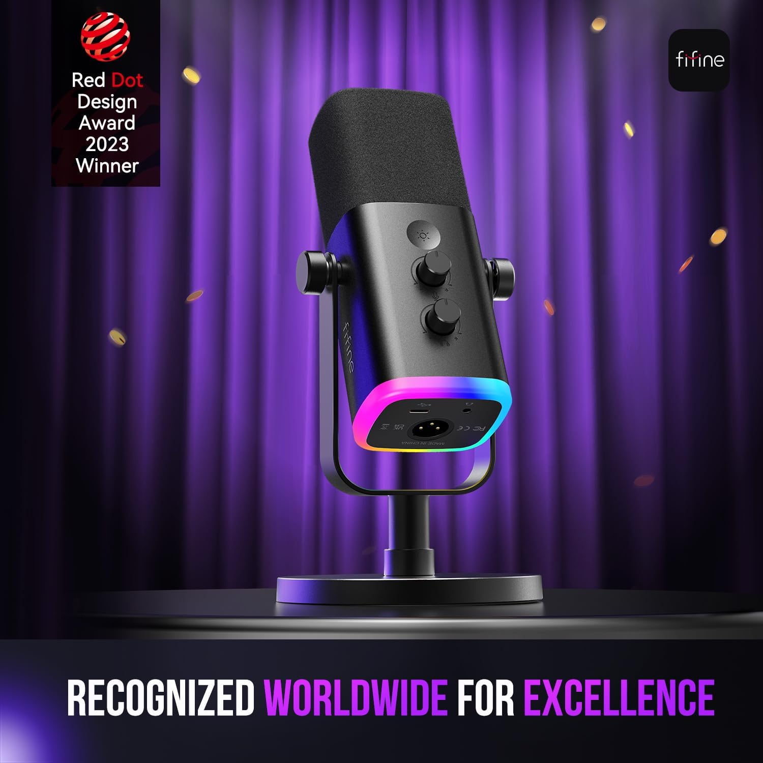 Microfone FIFINE AM8 com iluminação RGB em pedestal com fundo roxo e selo Red Dot Design Award 2023.