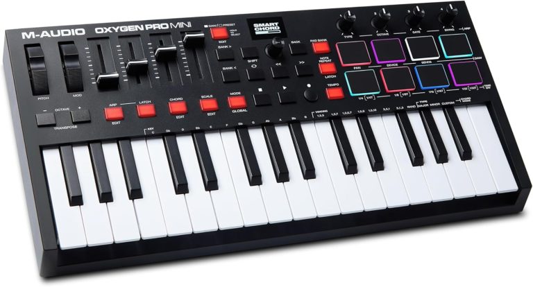 Controlador teclado MIDI M-Audio Oxygen Pro Mini com 32 teclas e pads RGB iluminados