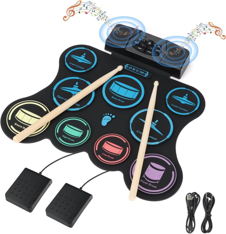 Bateria eletrônica infantil Brigle com 9 pads coloridos, pedais, bastões de madeira e altos-falantes integrados.