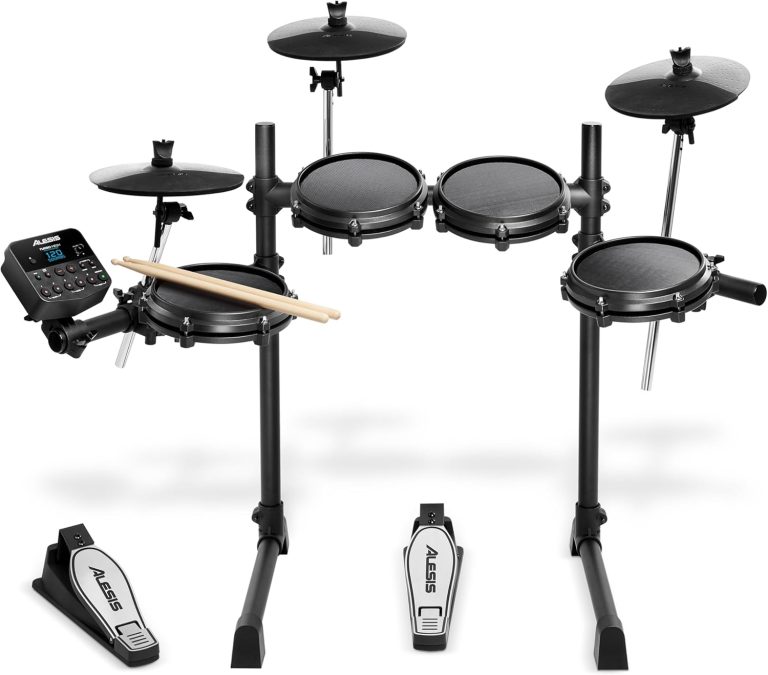 Kit bateria eletrônica Alesis Turbo com pads de malha preta, pedais e módulo digital com 100+ sons.