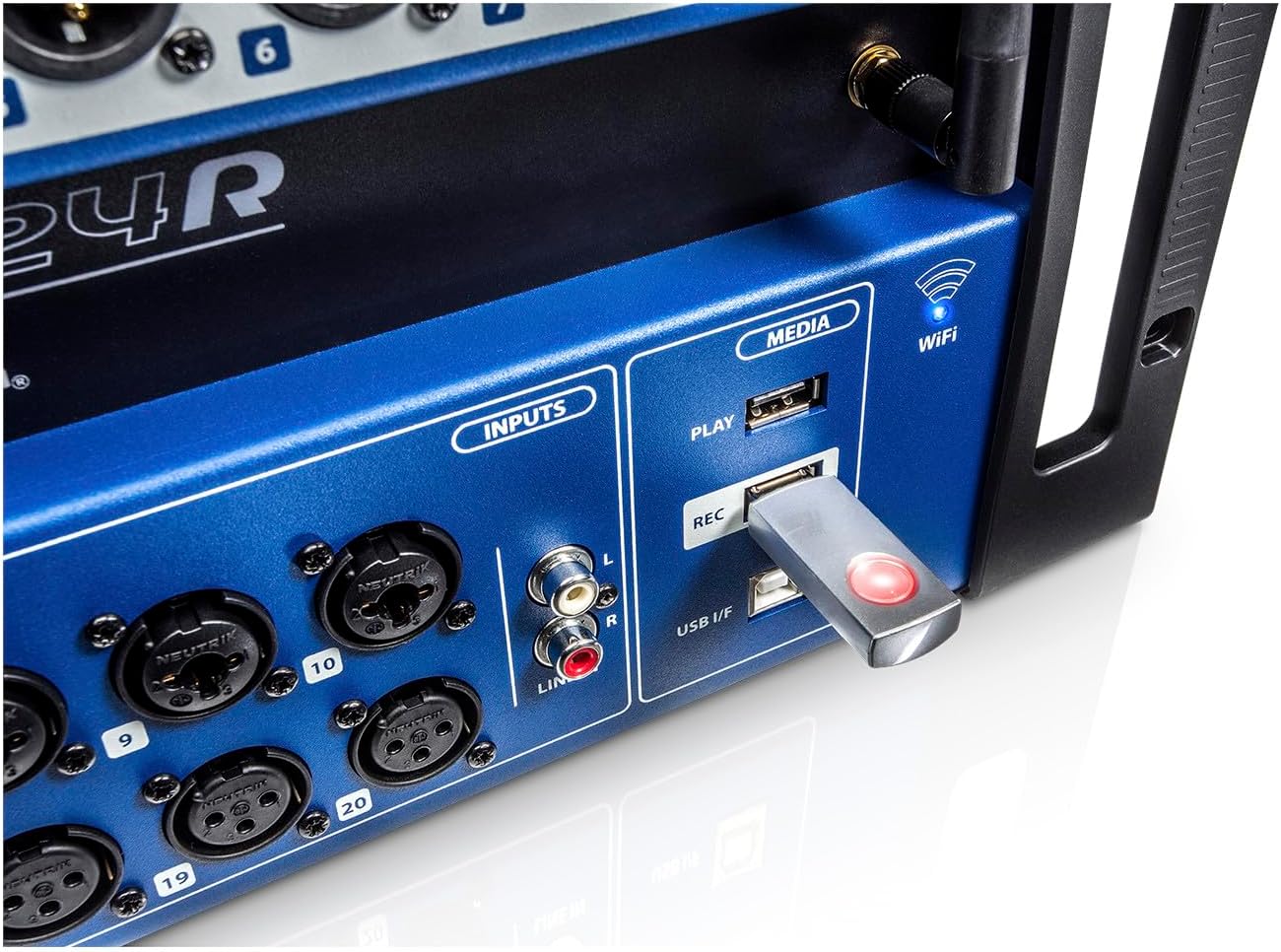 Detalhe das entradas XLR/TRS, USB e indicador Wi-Fi da mesa Soundcraft UI24R