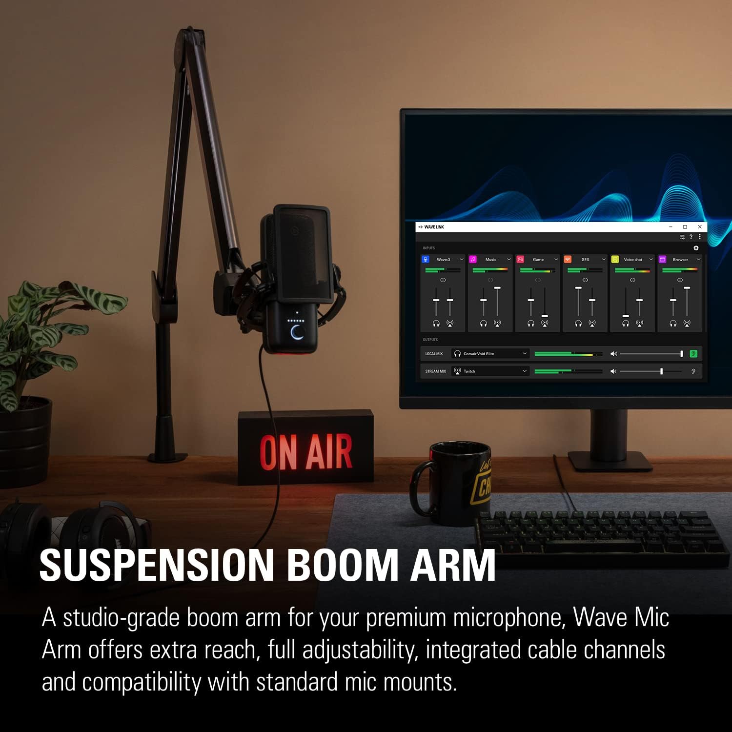Braço de microfone Elgato Wave em uso com microfone, mesa e monitor de computador
