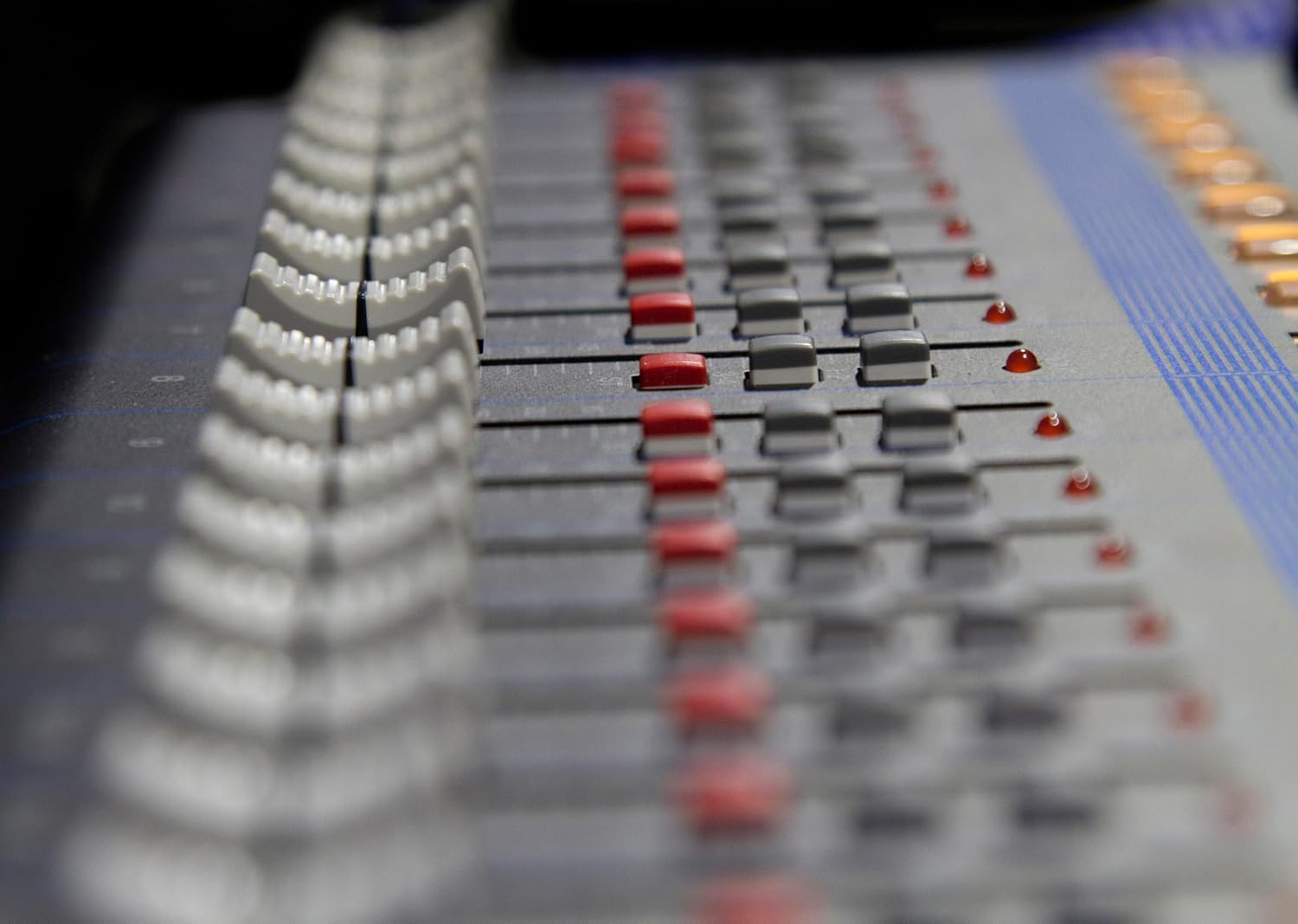 Close nos faders deslizantes e controles da mesa Yamaha MG16XU
