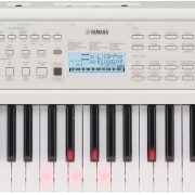 Teclado portátil Yamaha EZ-310 branco com 61 teclas sensitivas iluminadas vermelho e painel digital