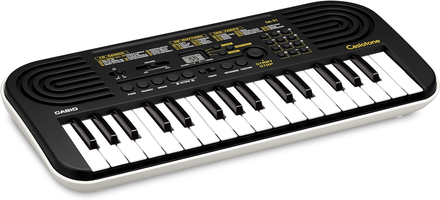 Teclado portátil Casio SA-51 H2 preto com 32 teclas e painel multifuncional visto em ângulo.
