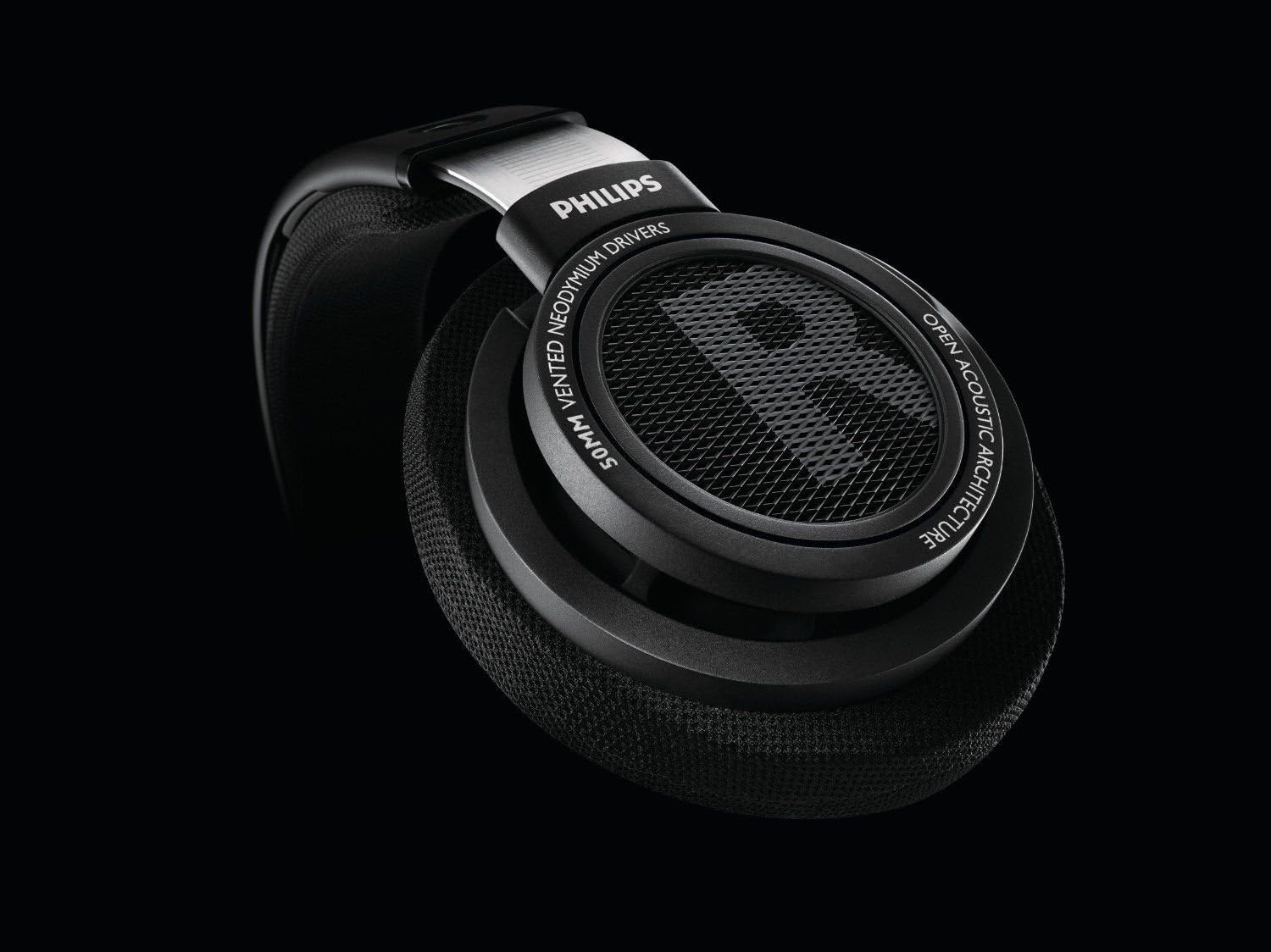 Fone Philips SHP9500/00 over-ear preto em fundo preto mostrando detalhe da concha auricular