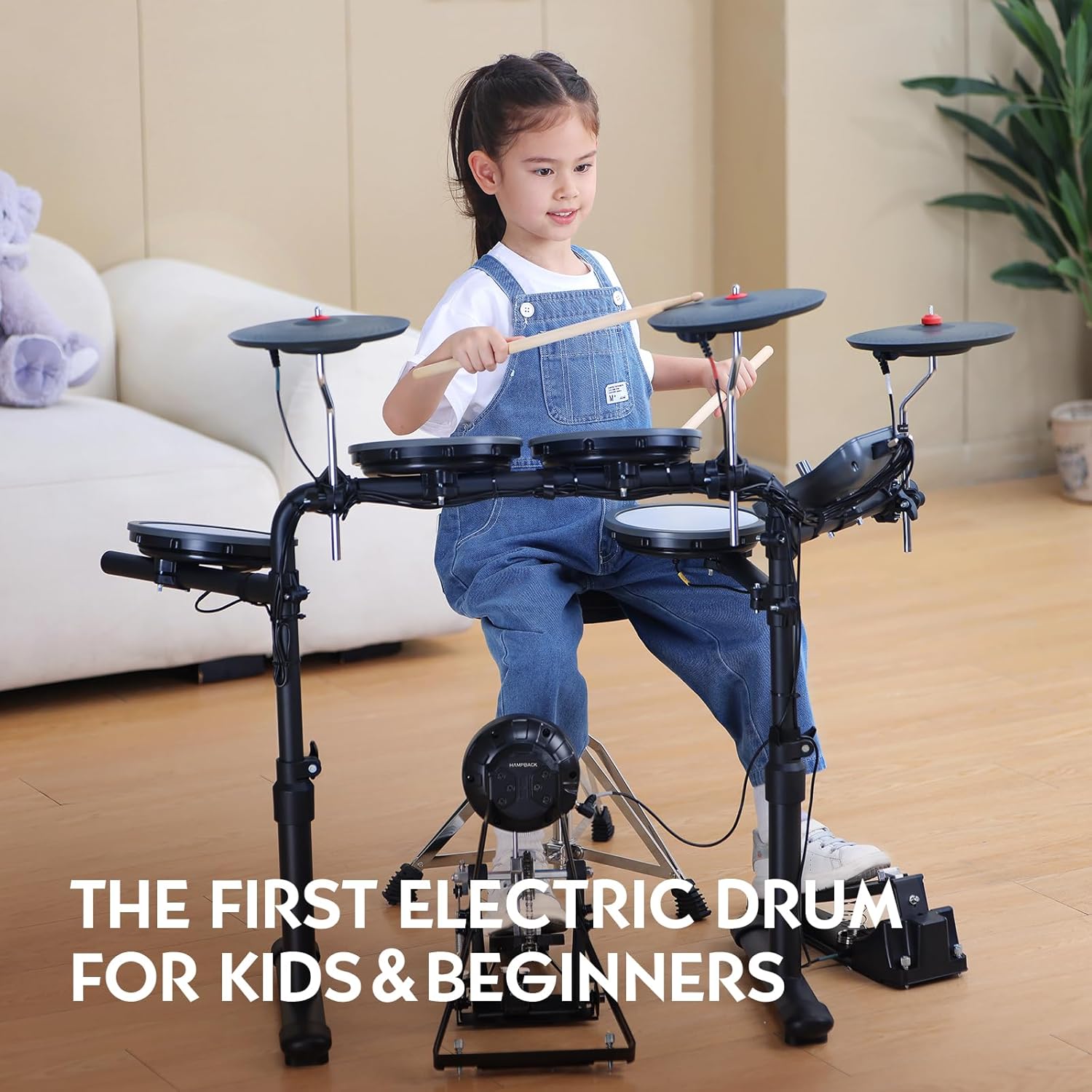 Criança tocando bateria eletrônica HAMPBACK MK-0 PRO para iniciantes e crianças em ambiente interno