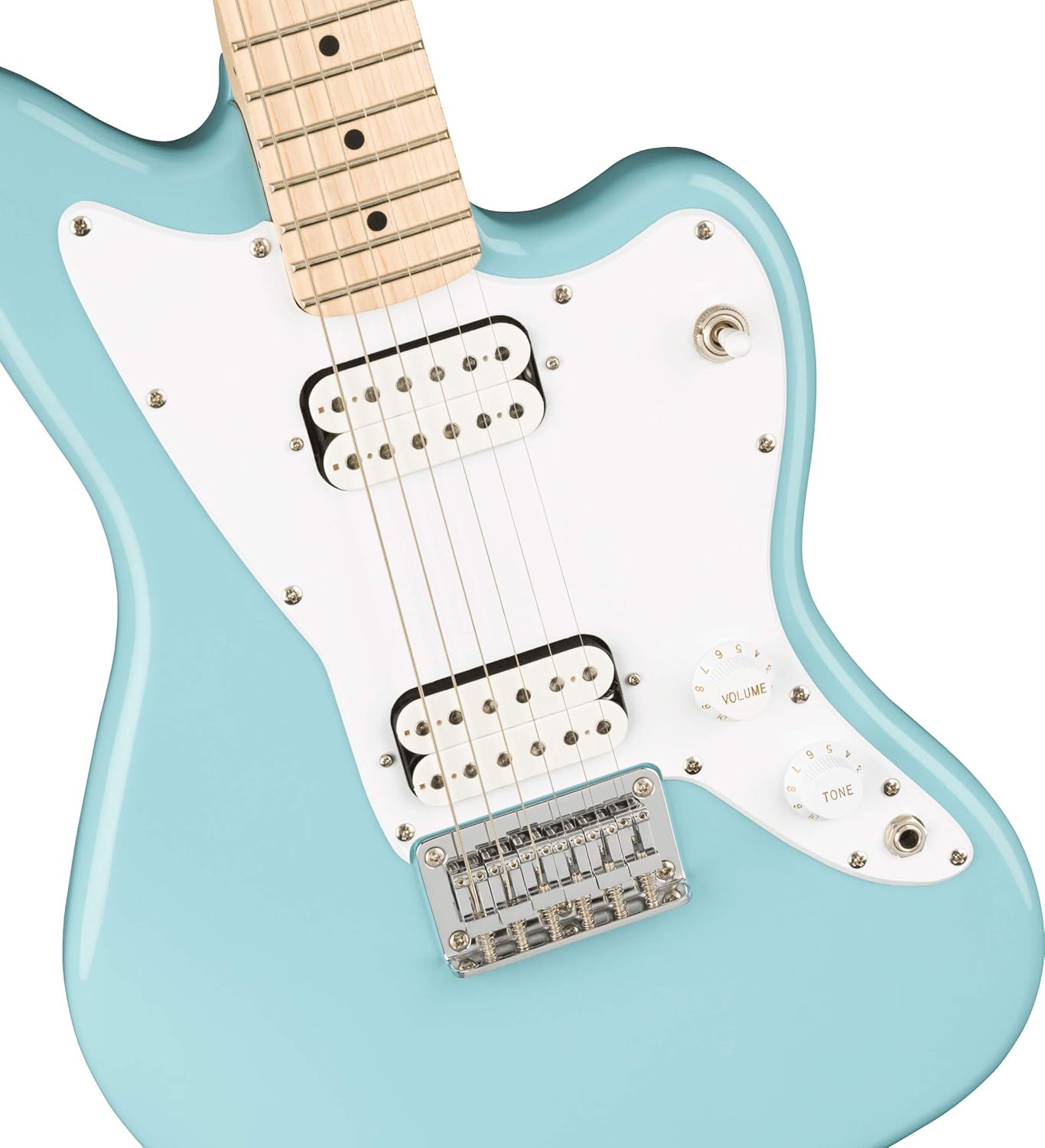 Detalhe do corpo da guitarra Squier Mini Jazzmaster HH azul claro com captadores duplos e controles brancos