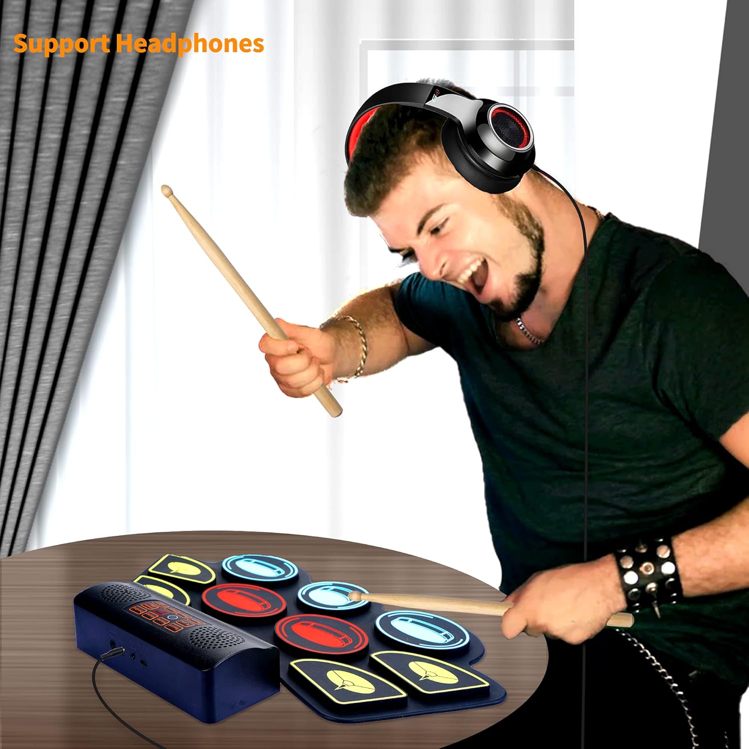 Pessoa tocando bateria eletrônica Vhffoso usando headphones e baquetas de madeira.
