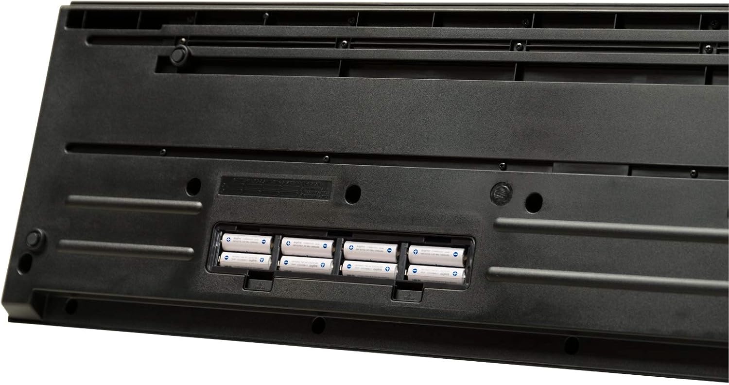 Parte inferior do teclado Roland XPS-30 mostrando compartimento de bateria com 8 baterias AA