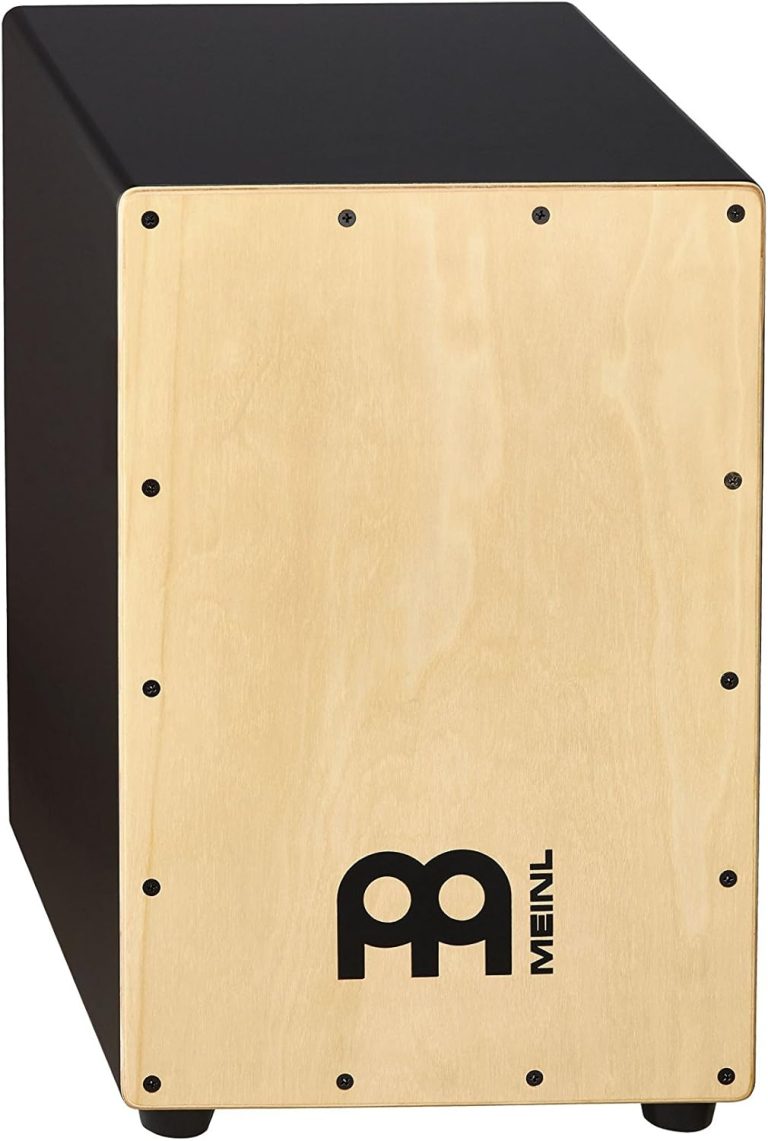 Cajón Meinl com placa frontal de madeira clara e corpo preto fosco, instrumento de percussão retangular com marca Meinl visível.