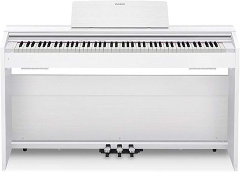Piano digital Casio PX-870 Privia branco com 88 teclas sensíveis e pedais, vista frontal.