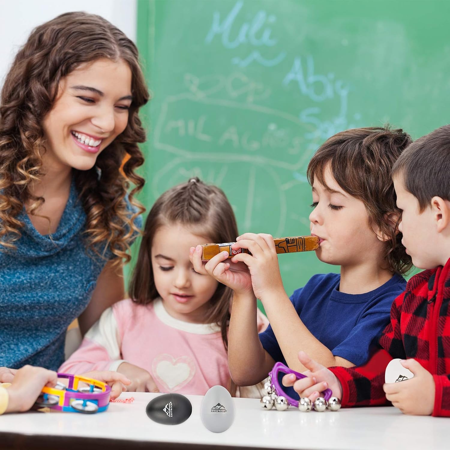 Crianças e professora interagindo com instrumentos musicais incluindo coqueteleiras EastRock para percussão.