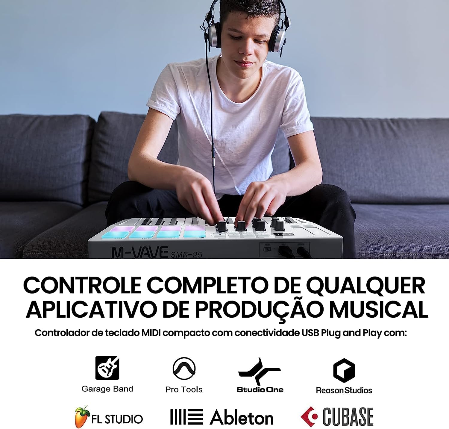 Pessoa usando o teclado controlador MIDI ANVAR M-VAVE SMK-25 branco com fones e computador para produção musical