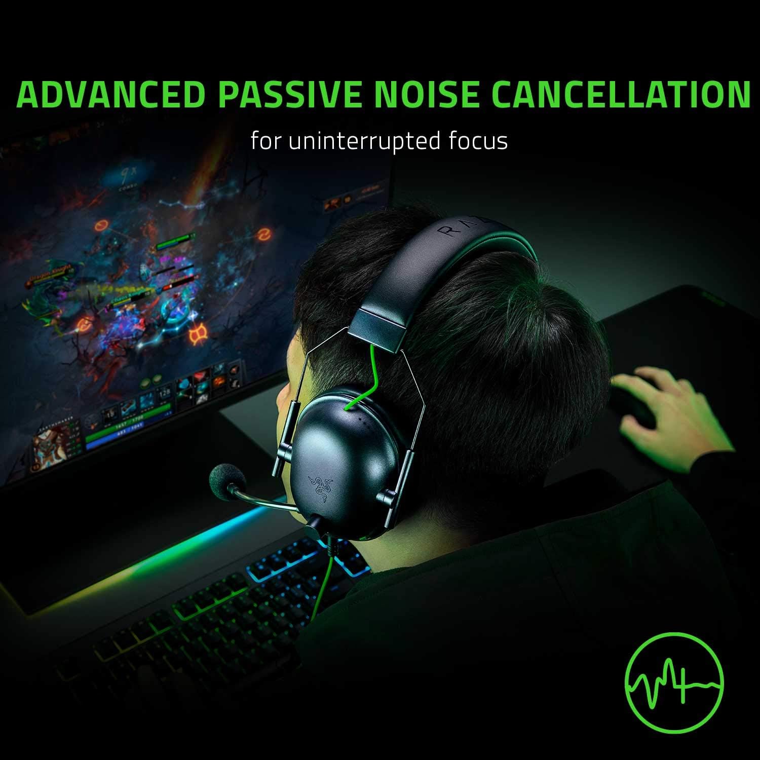 Jogador usando headset Razer Blackshark V2 X com cancelamento passivo avançado de ruído.