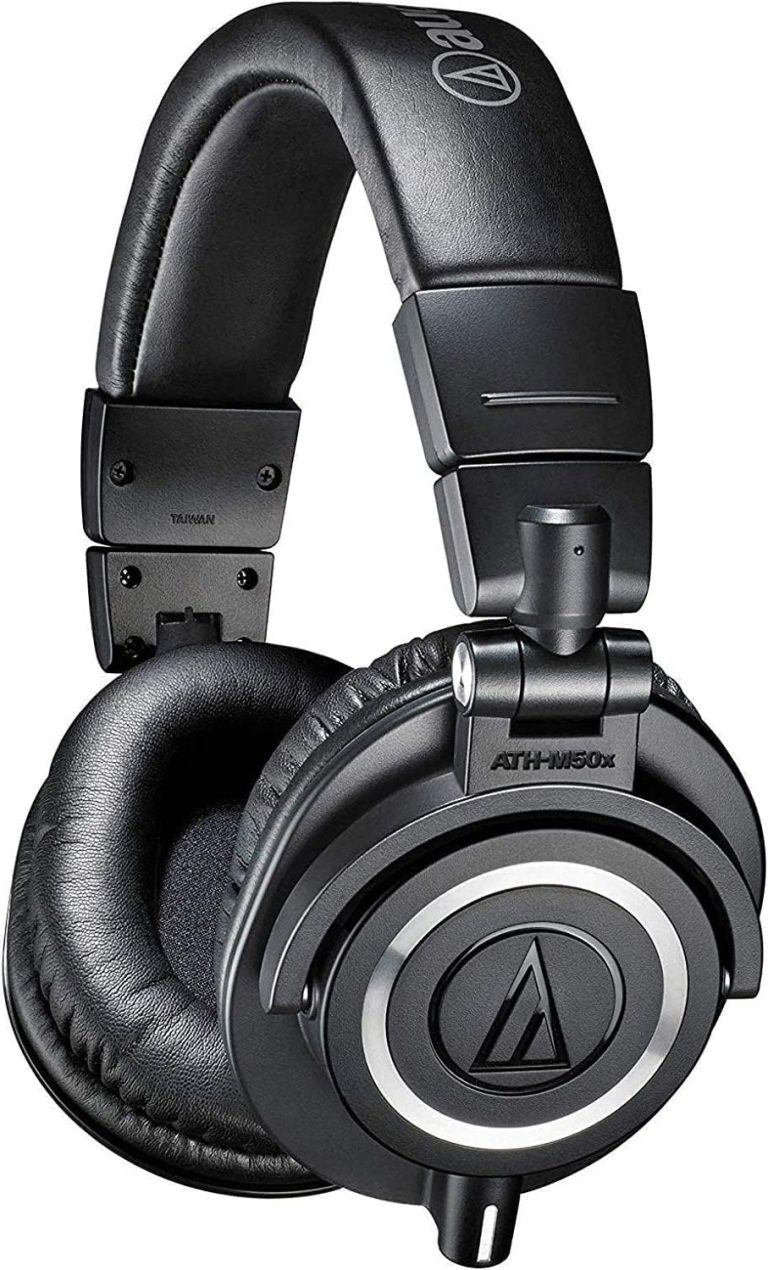Fone de ouvido com fio Audio-Technica ATH-M50x preto, com almofadas acolchoadas e cabo conectado.