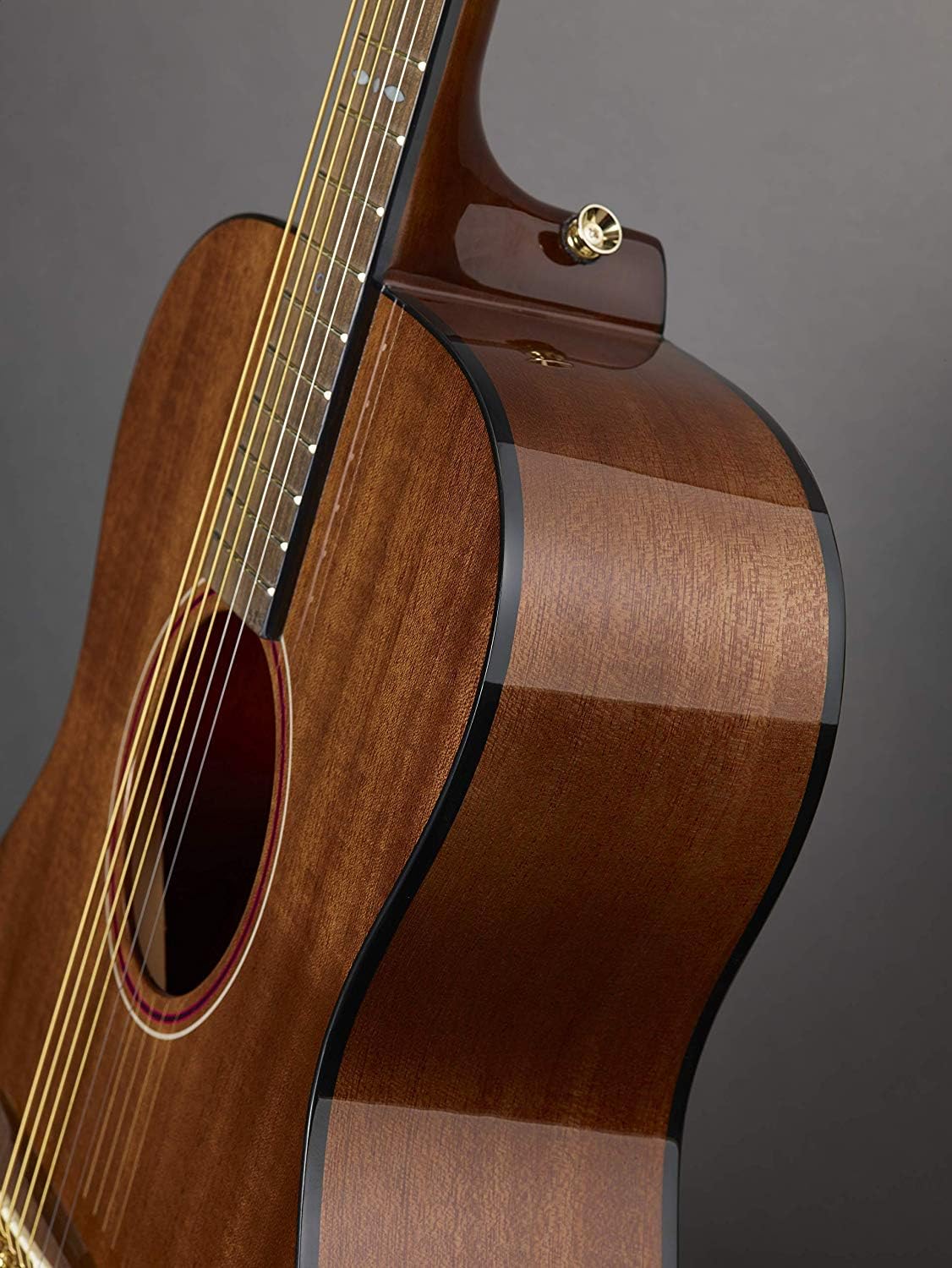 Detalhe do corpo e acabamento fosco do violão Yamaha STORIA III marrom chocolate