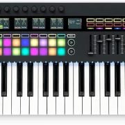 Teclado controlador Novation SL Mk3-49 com 49 teclas semipesadas e controles iluminados