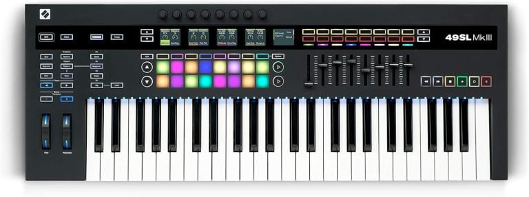 Teclado controlador Novation SL Mk3-49 com 49 teclas semipesadas e controles iluminados