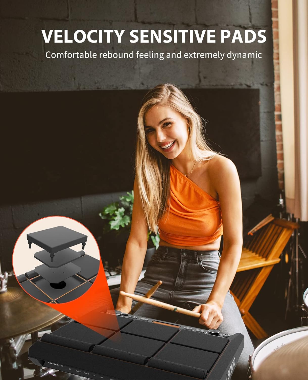 Mulher tocando bateria eletrônica LEKATO PD705 com pads sensíveis à velocidade e resposta confortável